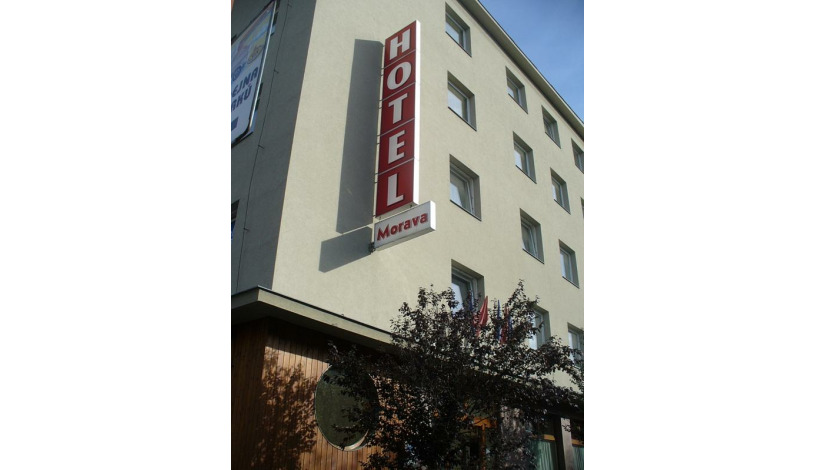 HOTEL MORAVA** Uherské Hradiště - Apartmán, dvoulůžkový pokoj s vanou, jednolůžkový pokoj se sprchou